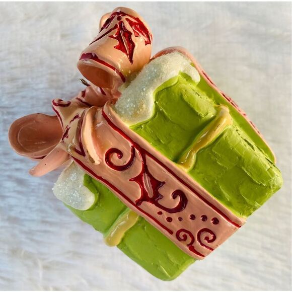 NWOT Christmas Wonderland Cake Holly Ribbon Bow Glitter Icing By Rainbow Inc. - Picture 6 of 8